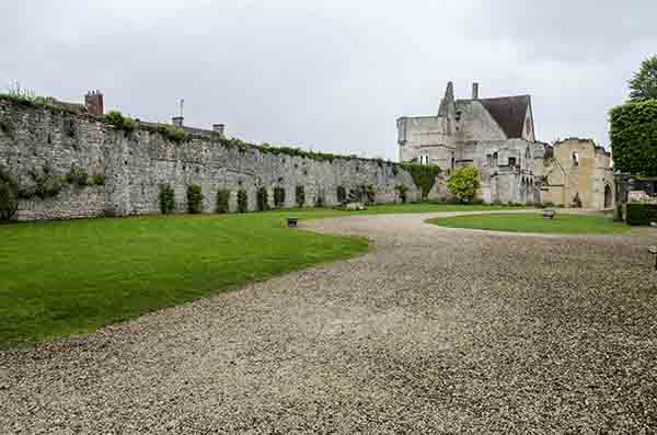 Francia - Senlis 07 - parque de los restos del castillo real de Senlis.jpg